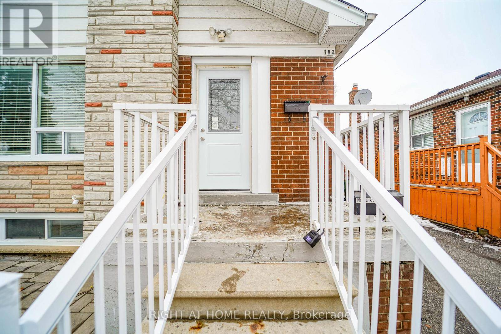 Toronto (wexford-maryvale), ON M1R4T7,182 CROCUS DRIVE