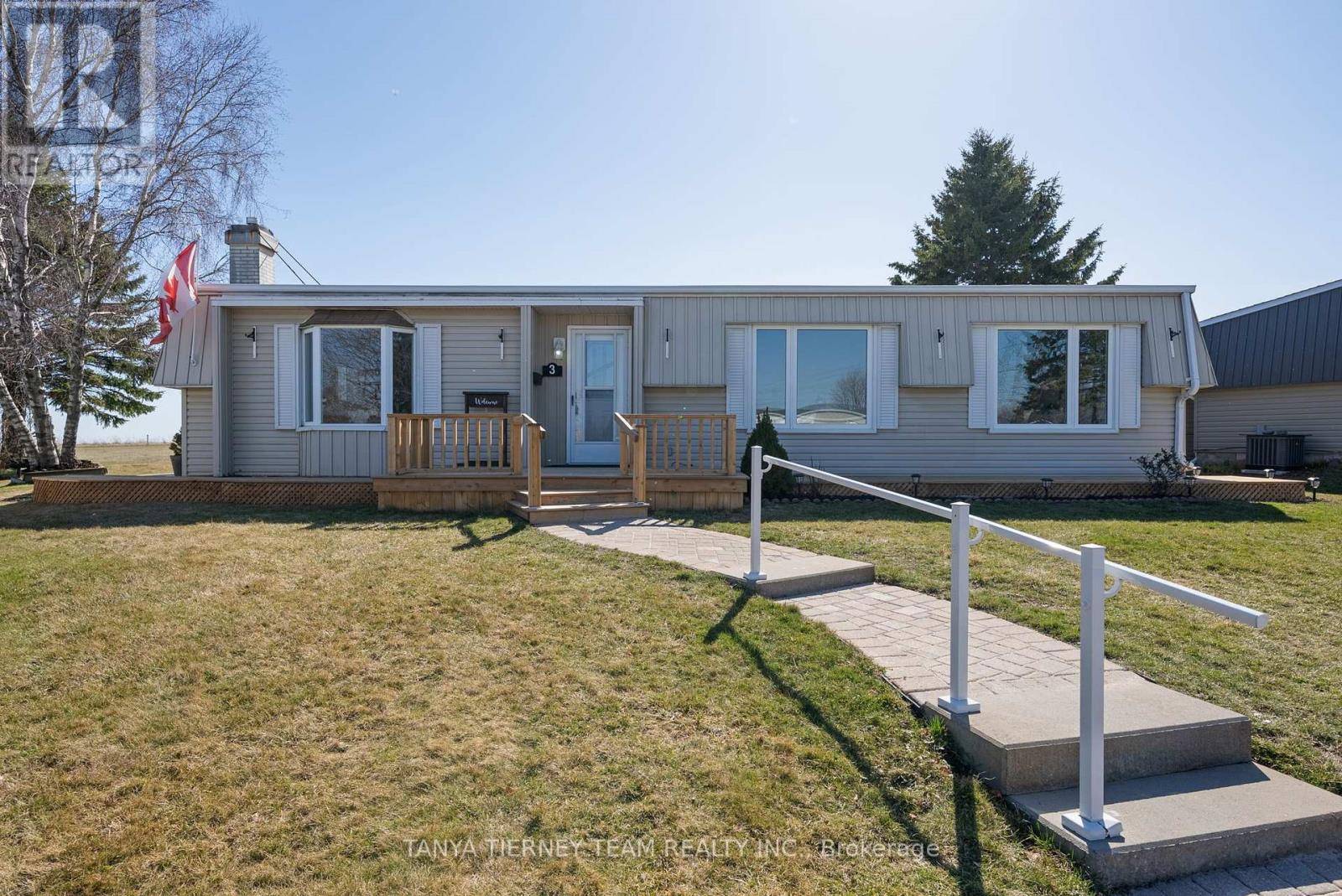 Clarington (bowmanville), ON L1B1A3,3 BLUFFS ROAD