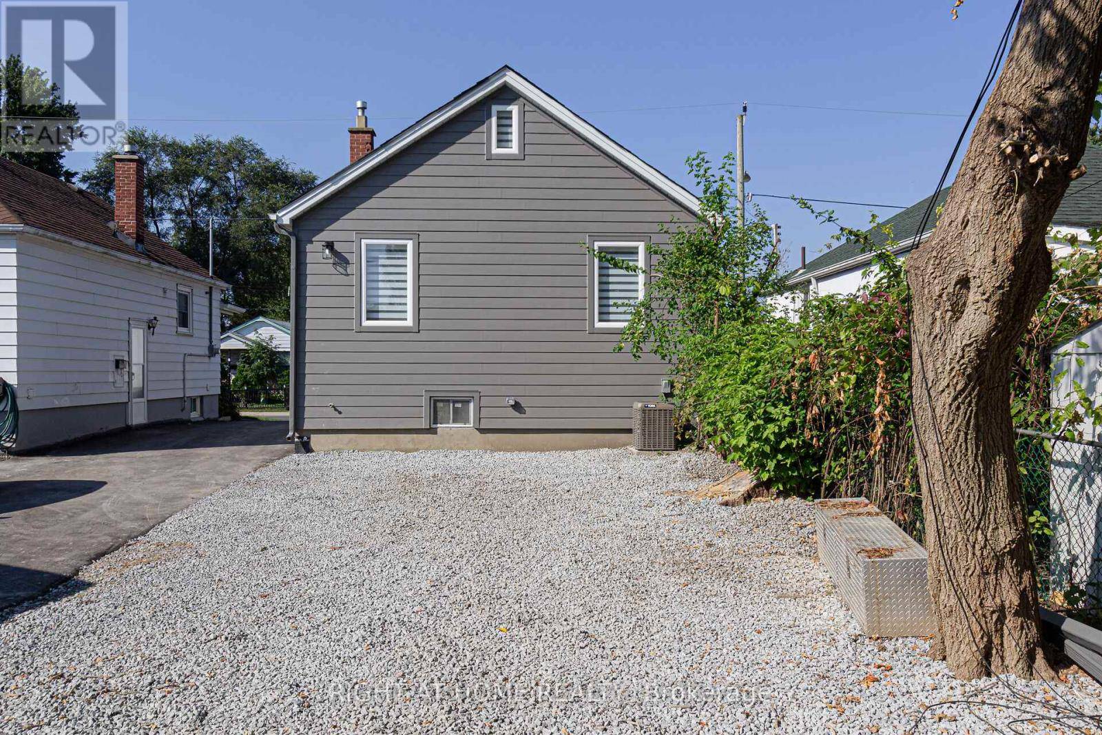 Toronto (clairlea-birchmount), ON M4B2J4,961 VICTORIA PARK AVENUE