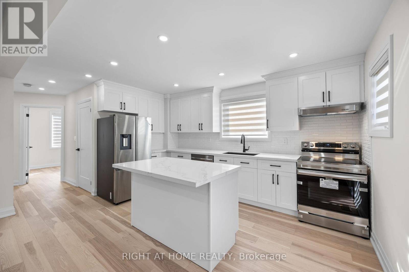 Toronto (clairlea-birchmount), ON M4B2J4,961 VICTORIA PARK AVENUE