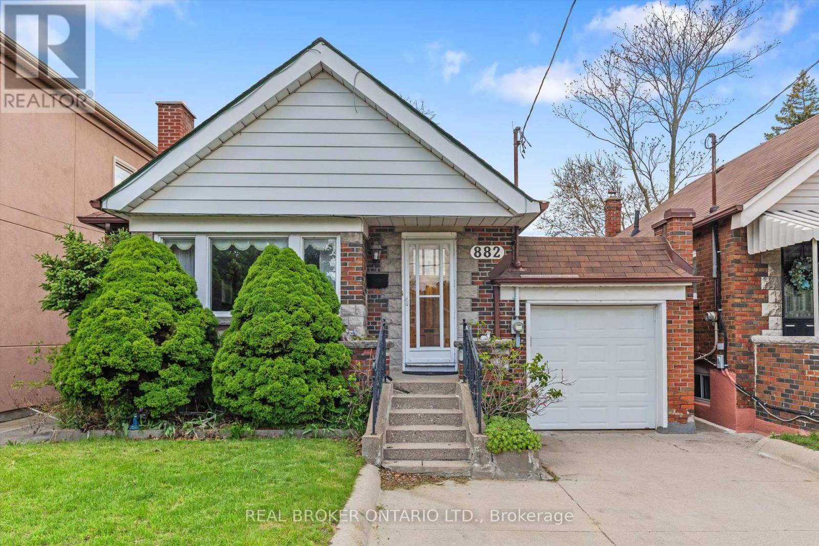 Toronto (danforth Village-east York), ON M4C3G2,882 COXWELL AVENUE