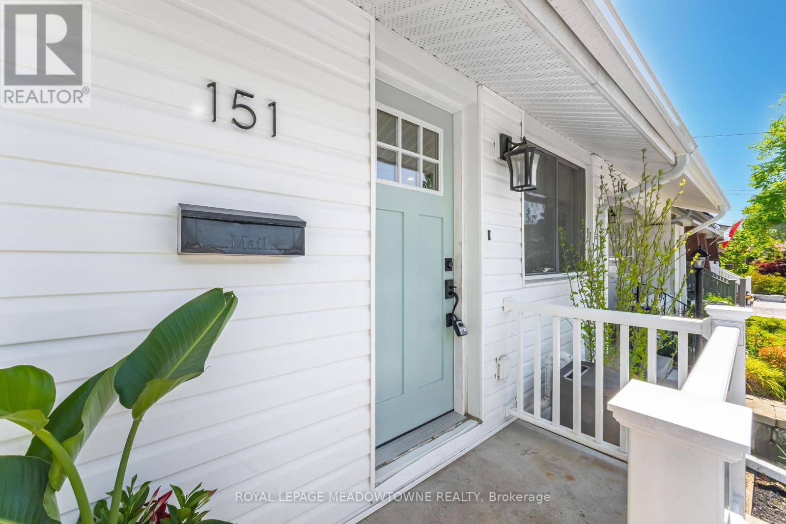 Toronto (east End-danforth), ON M4E3R2,151 BINGHAM AVENUE