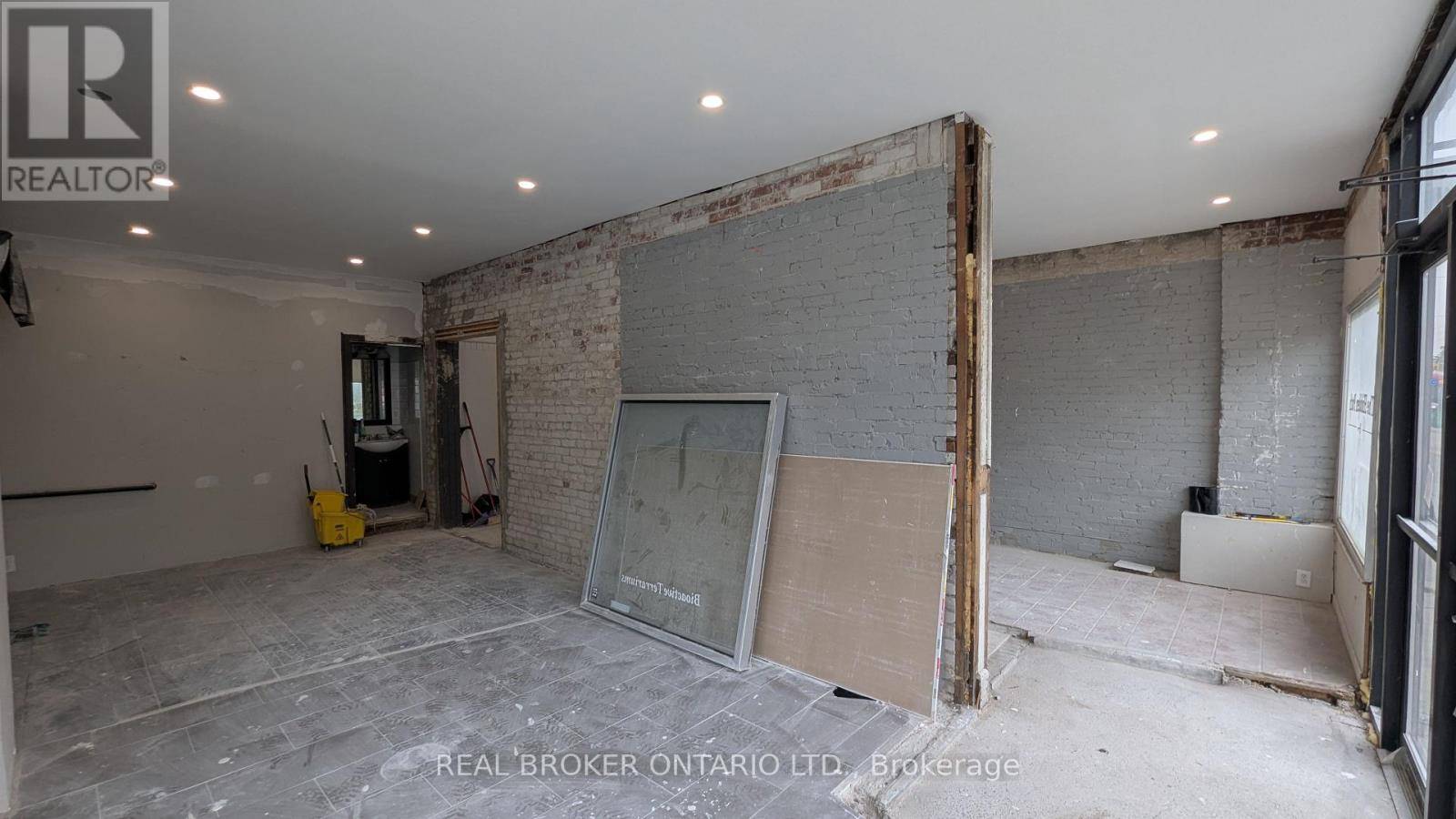 Toronto (danforth Village-east York), ON M4C4E3,1200 WOODBINE AVENUE