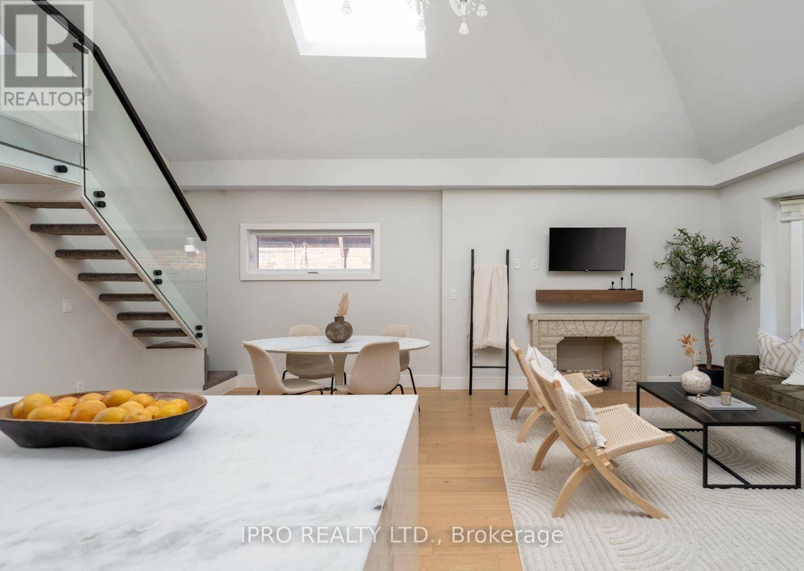 Toronto (danforth Village-east York), ON M4J2J4,259 FLOYD AVENUE