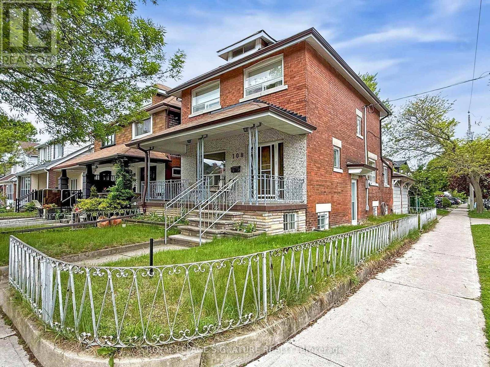 Toronto (danforth), ON M4C3R8,108 GLEBEMOUNT AVENUE