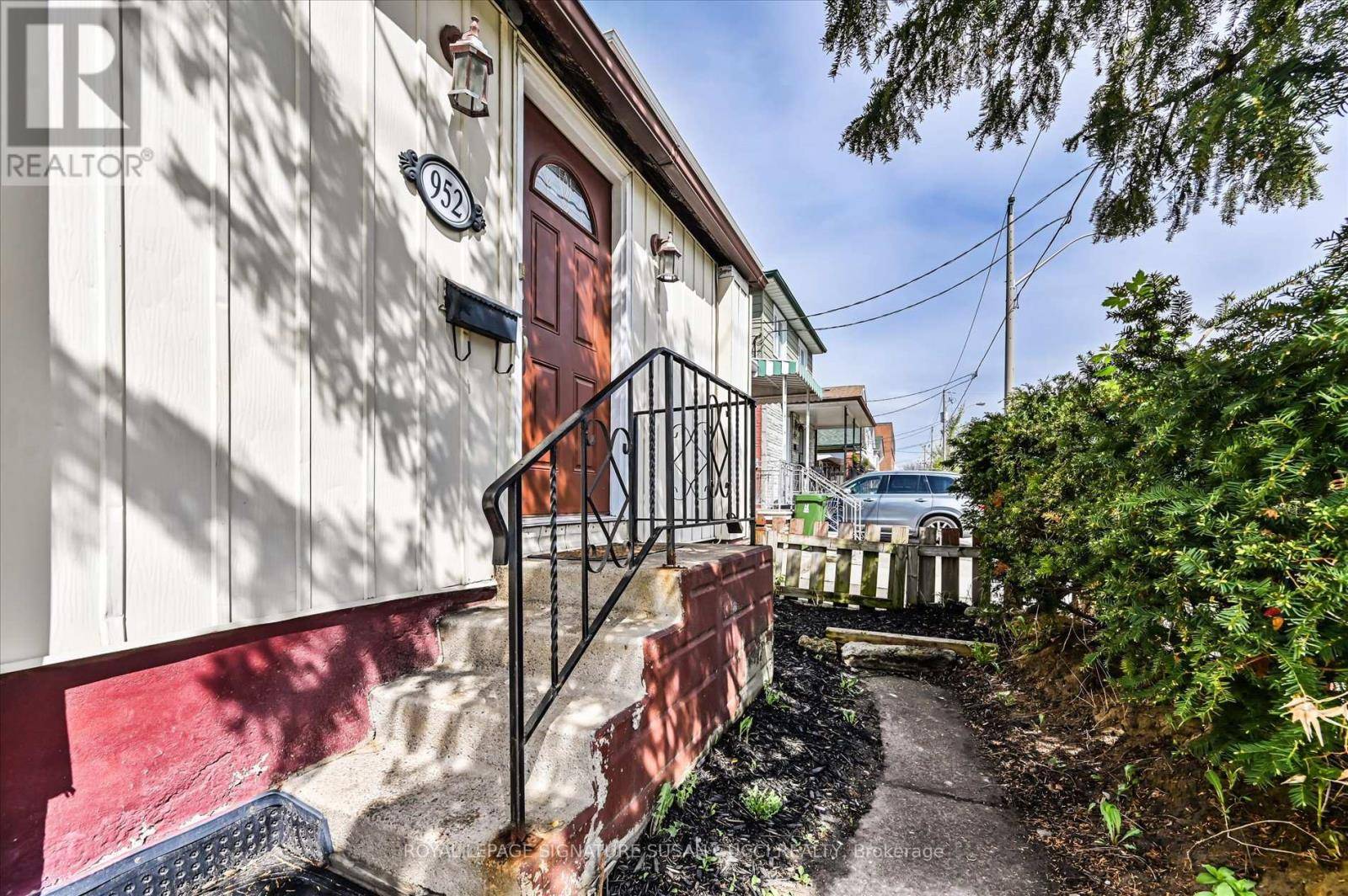 Toronto (danforth Village-east York), ON M4J4C3,952 GREENWOOD AVENUE