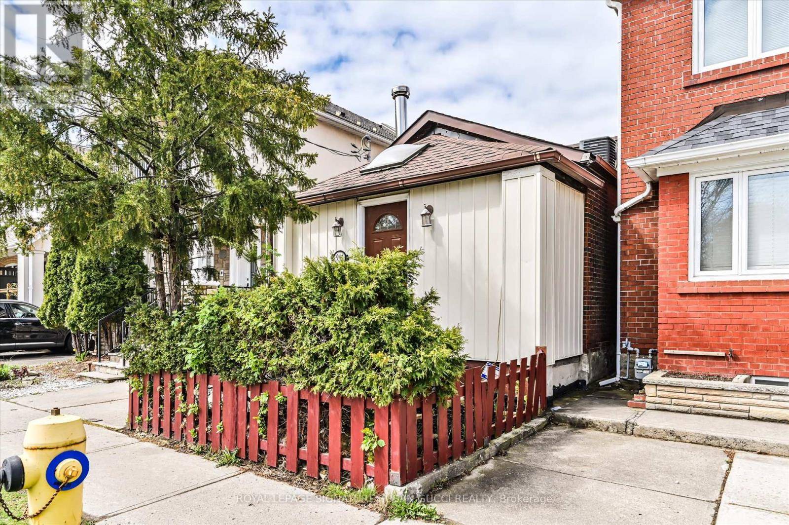 Toronto (danforth Village-east York), ON M4J4C3,952 GREENWOOD AVENUE