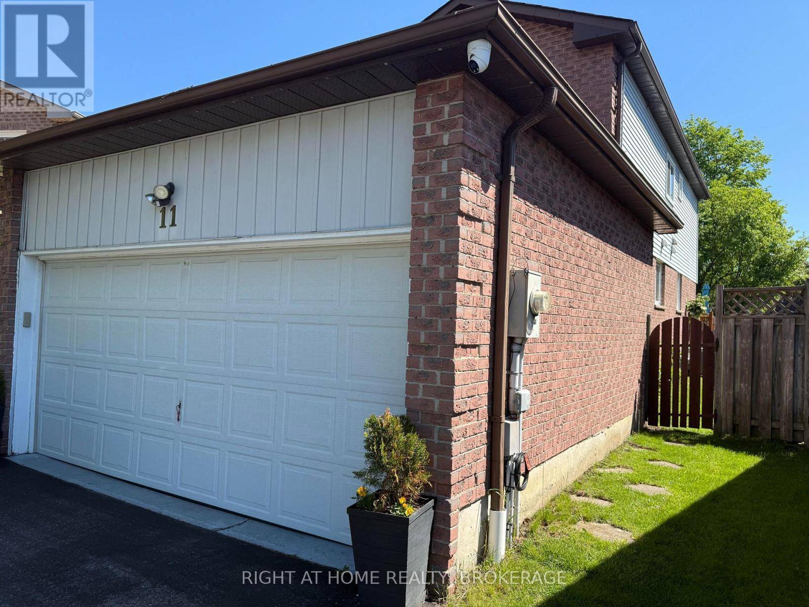 Whitby (blue Grass Meadows), ON L1N8C9,11 EBERLEE COURT