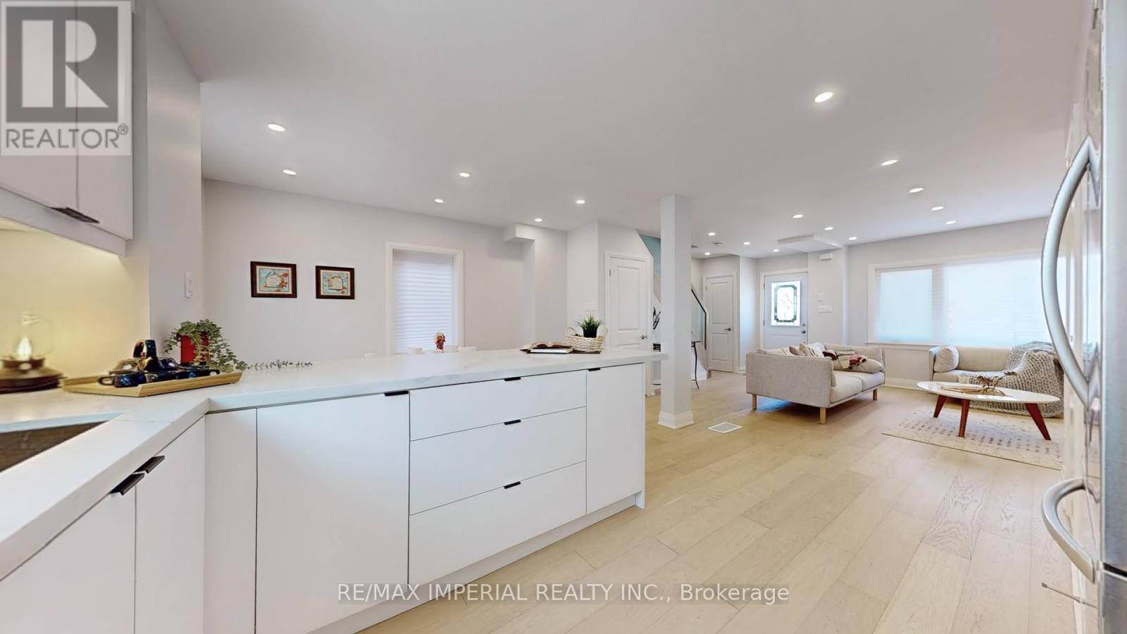 Toronto (danforth Village-east York), ON M4J3V5,9 LESMOUNT AVENUE