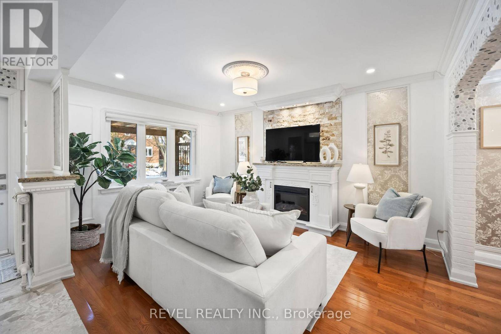 Toronto (greenwood-coxwell), ON M4L2V1,96 HIGHFIELD ROAD