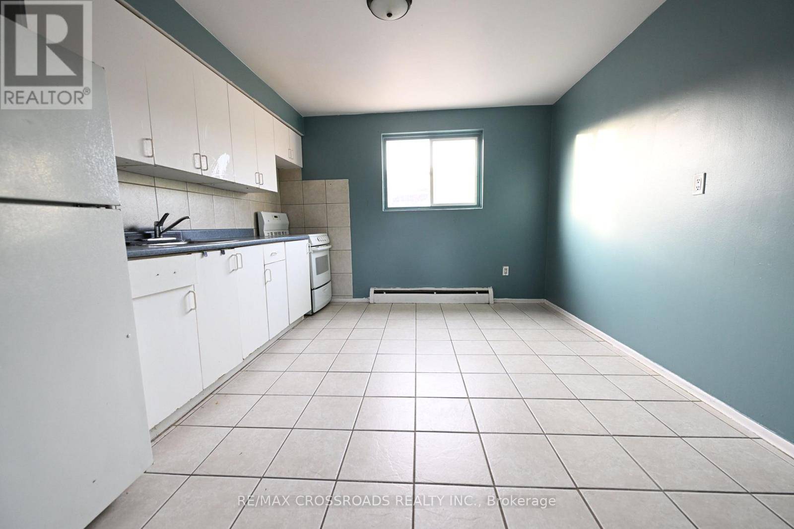 Oshawa (central), ON L1H3E2,390 DEAN AVENUE