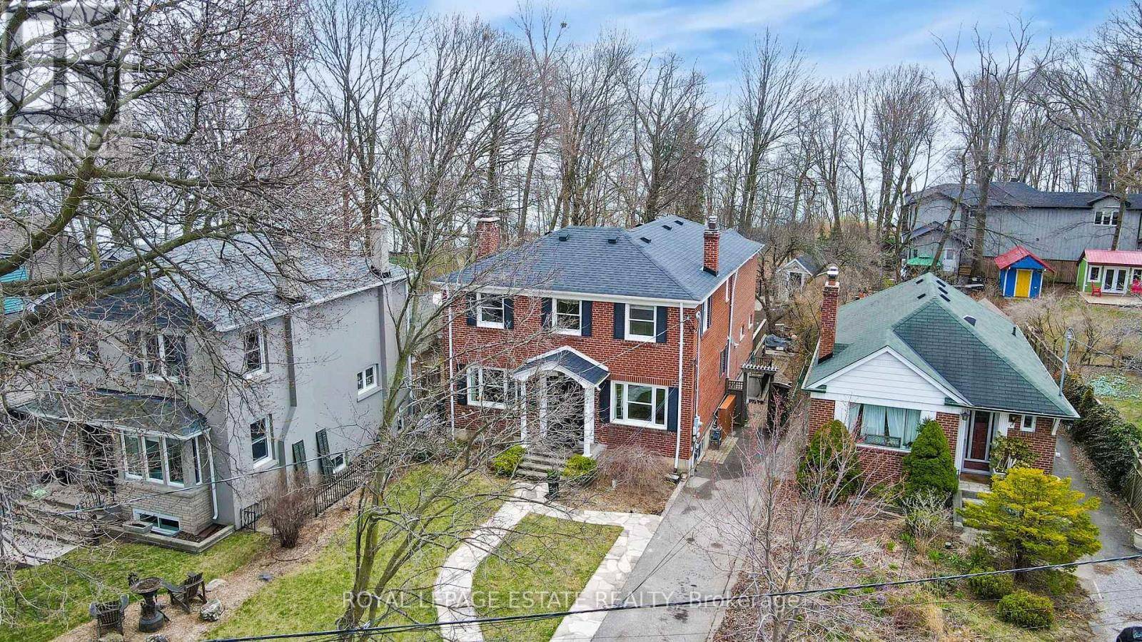 Toronto (birchcliffe-cliffside), ON M1N1G2,3 SPRINGBANK AVENUE