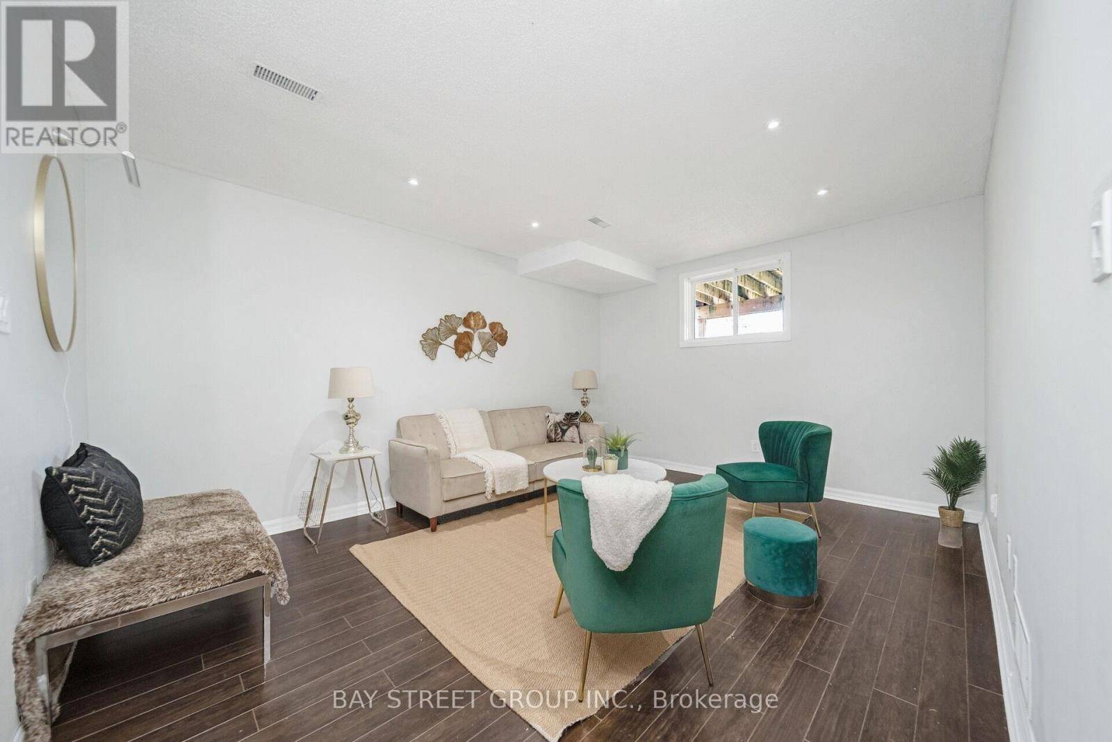 Clarington (bowmanville), ON L1C4R6,9 FENWICK AVENUE E