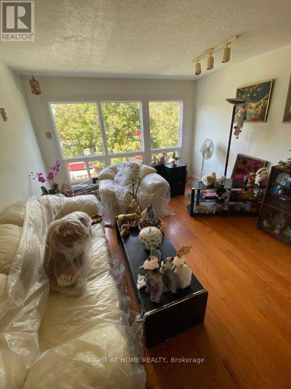 Toronto (south Riverdale), ON M4M3H4,1209 Queen ST East #5