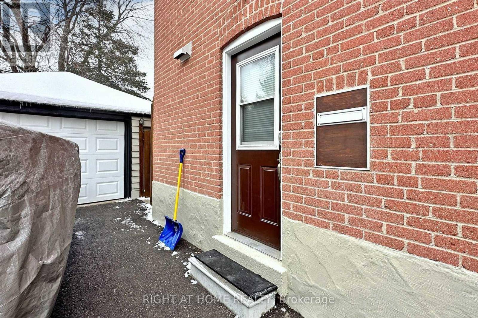 Toronto (clairlea-birchmount), ON M1L1Y4,19 CHESNUT CRESCENT