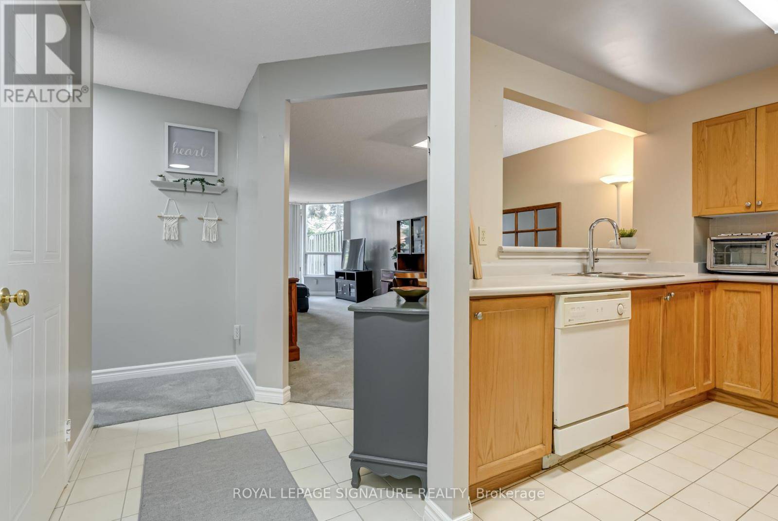Toronto (malvern), ON M1B5J4,400 McLevin AVE #102