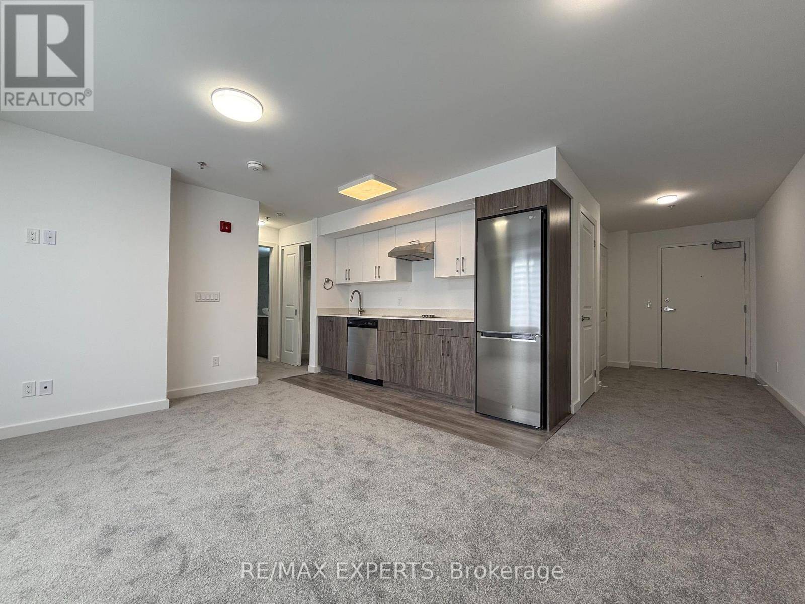 Toronto (greenwood-coxwell), ON M4L2V8,45 Connaught AVE #403