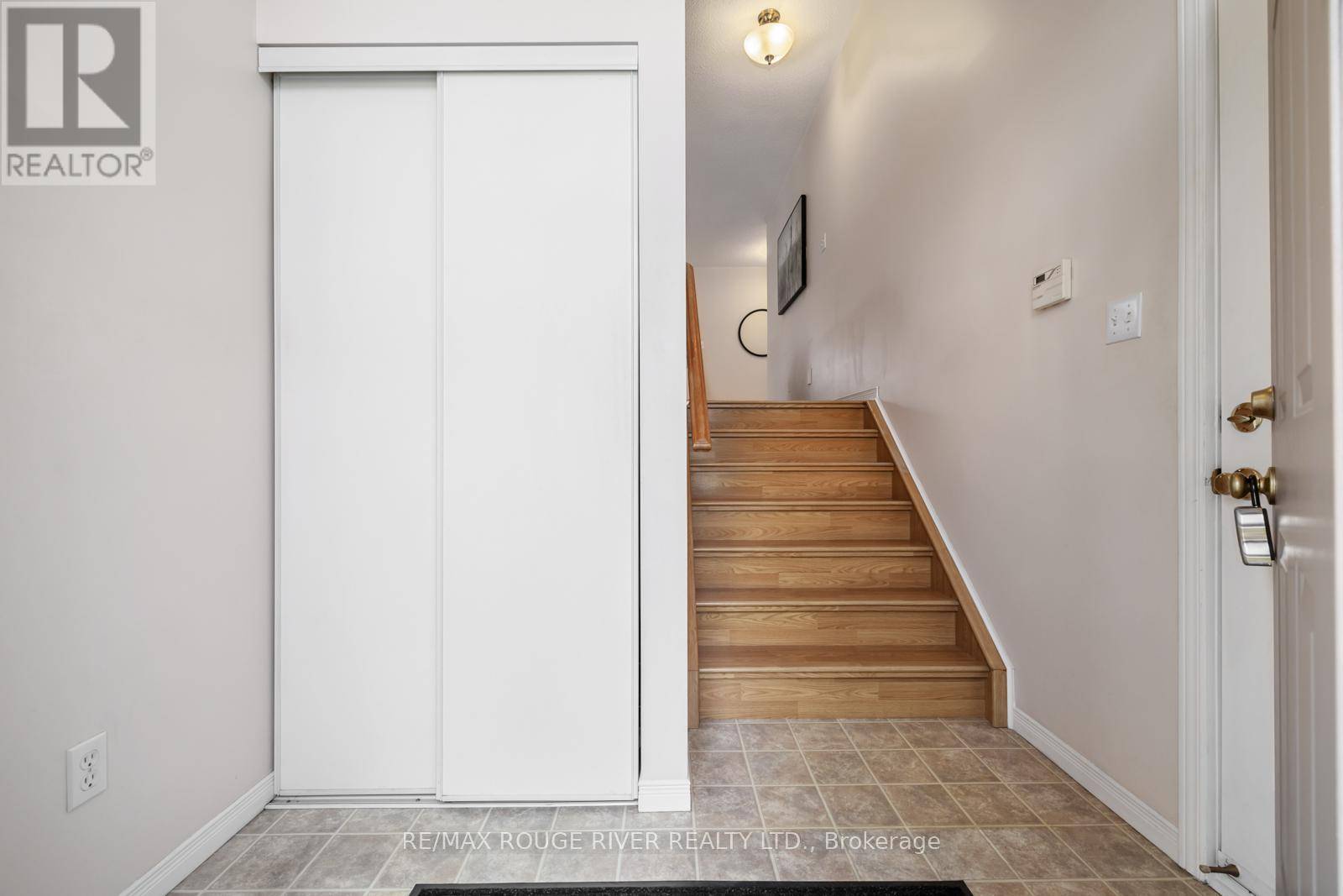 Oshawa (pinecrest), ON L1K2H8,887 BEATRICE STREET E