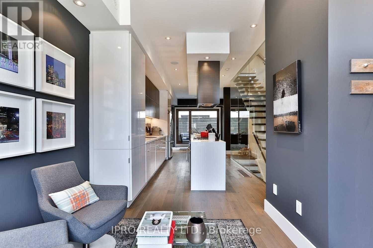 Toronto (playter Estates-danforth), ON M4K2P9,837 Broadview AVE #6