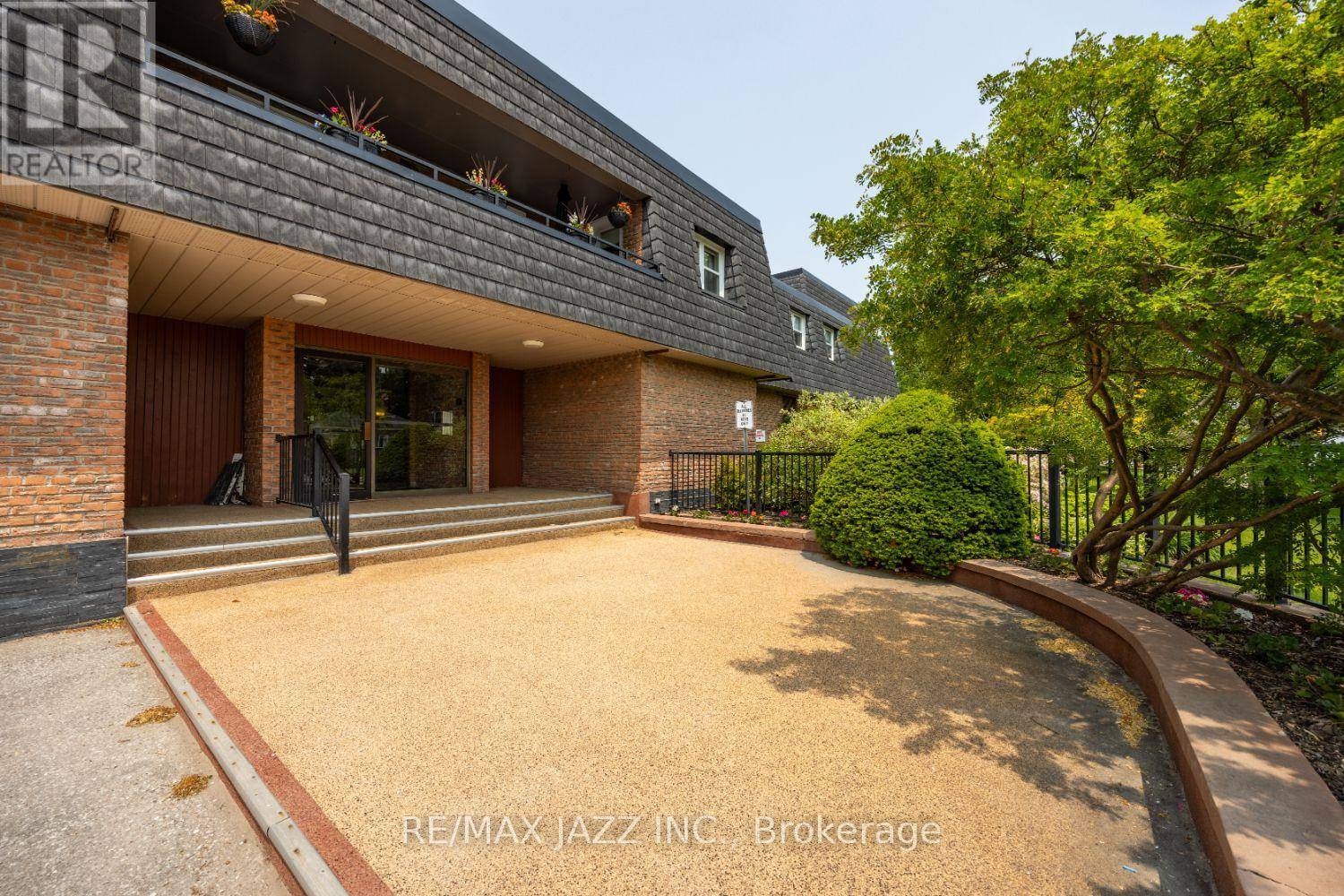 Whitby (downtown Whitby), ON L1N2R3,580 Mary ST East #206