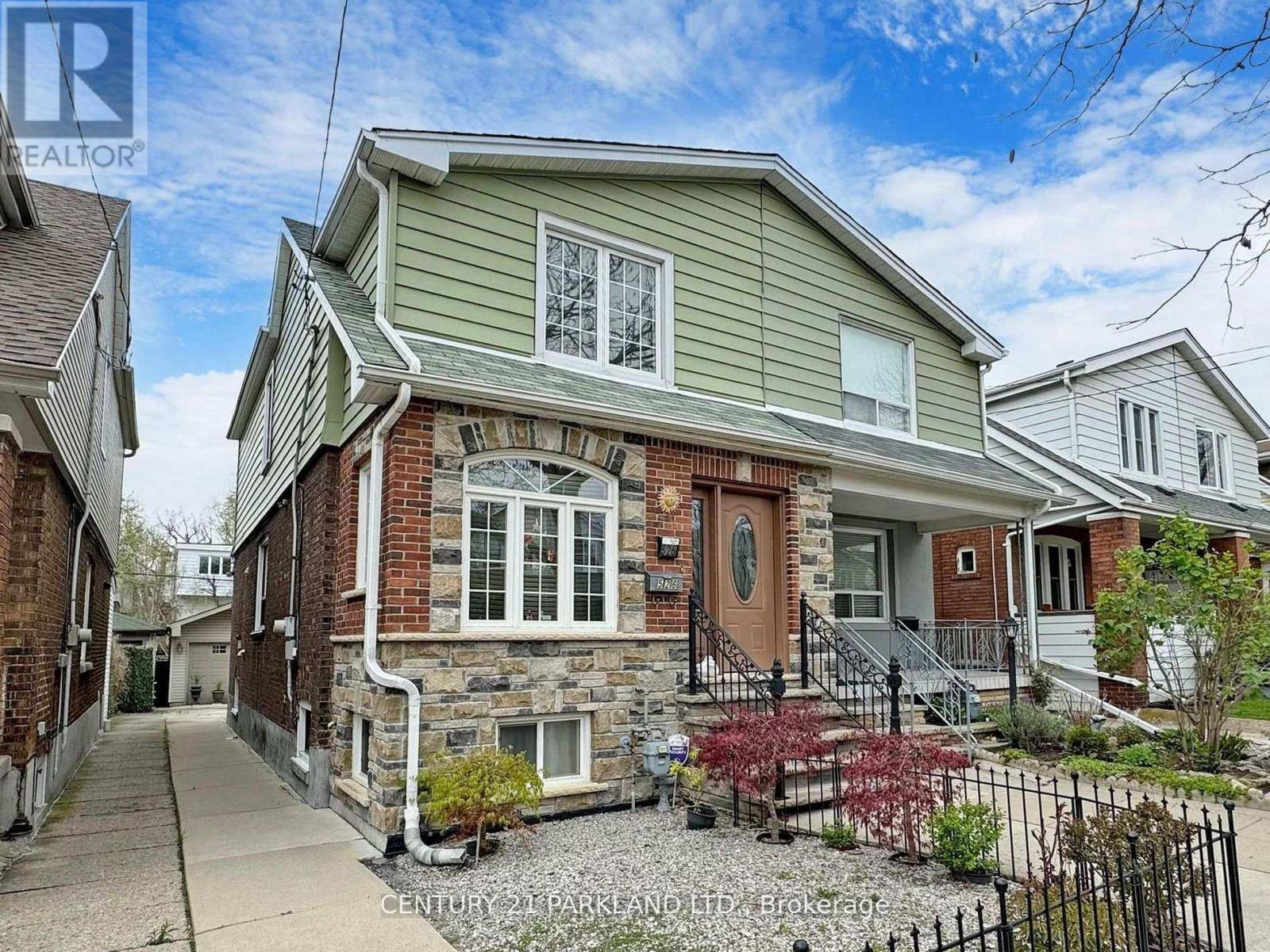 Toronto (danforth), ON M4C1X5,526 MILVERTON BOULEVARD