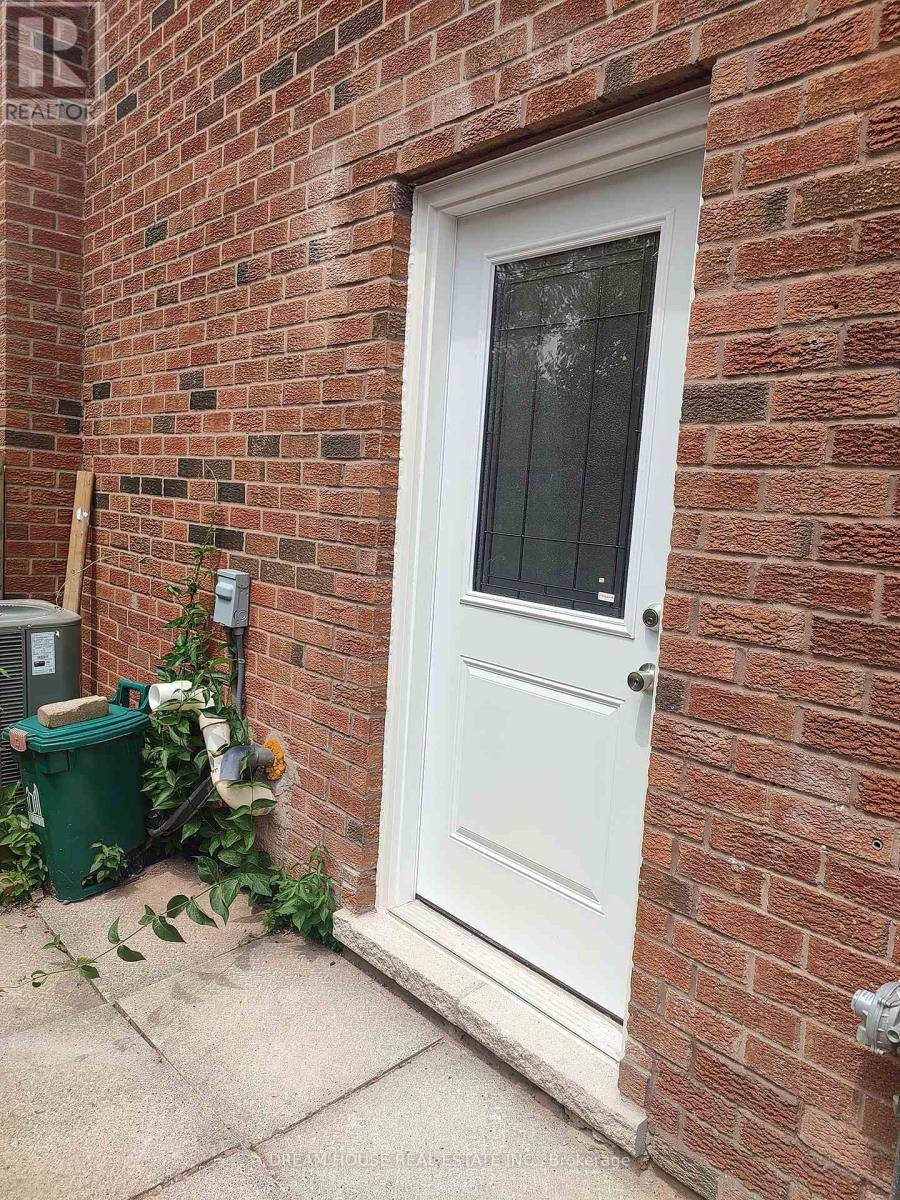 Toronto (highland Creek), ON M1C1C5,176 Conlins RD #Basement