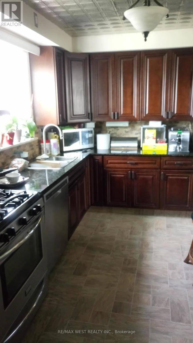 Toronto (woodbine-lumsden), ON M4C4N4,263 OAK PARK AVENUE