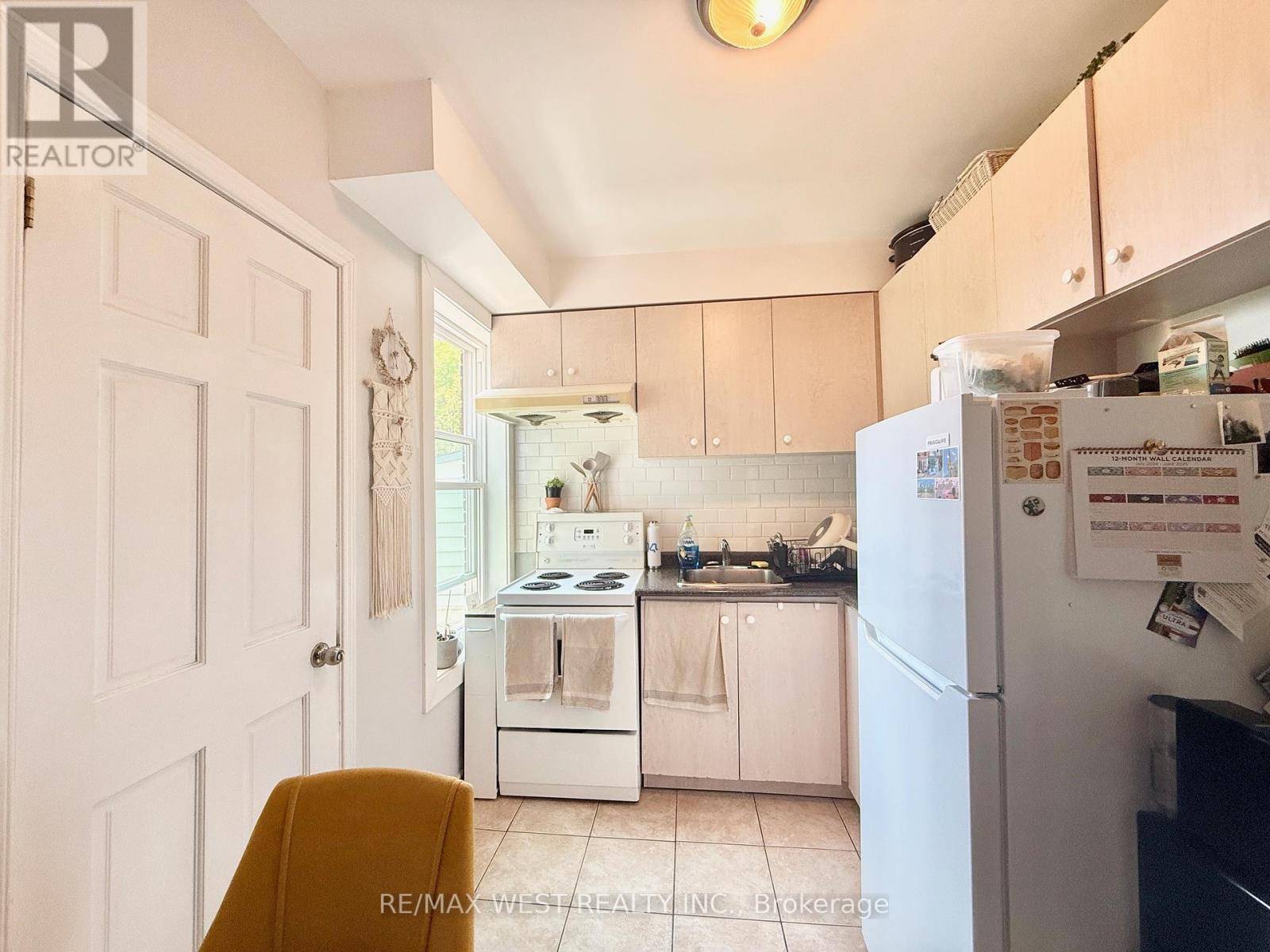 Toronto (greenwood-coxwell), ON M4L2P8,161 Greenwood AVE #2nd Floor