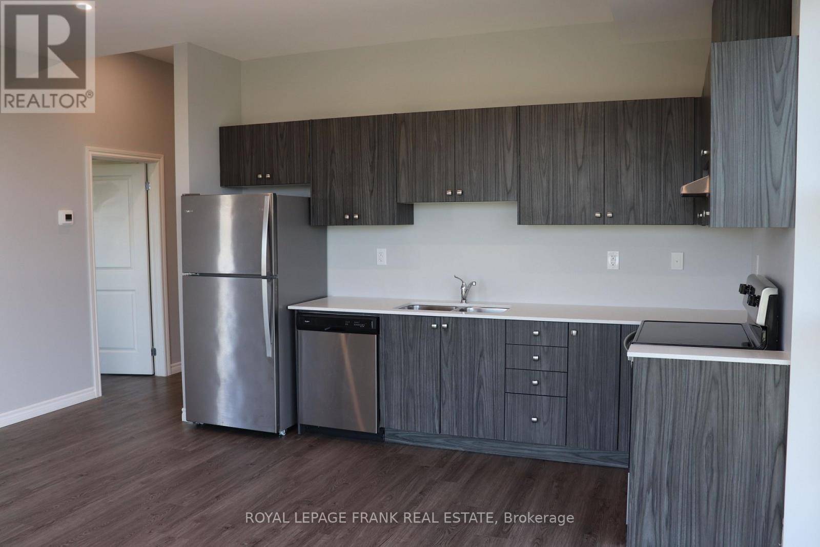 Whitby (downtown Whitby), ON L1N0N4,513 Dundas ST East #D