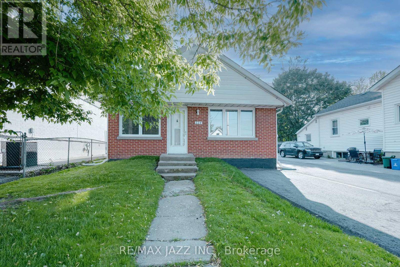 Oshawa (mclaughlin), ON L1J4Y6,228 GIBBONS STREET
