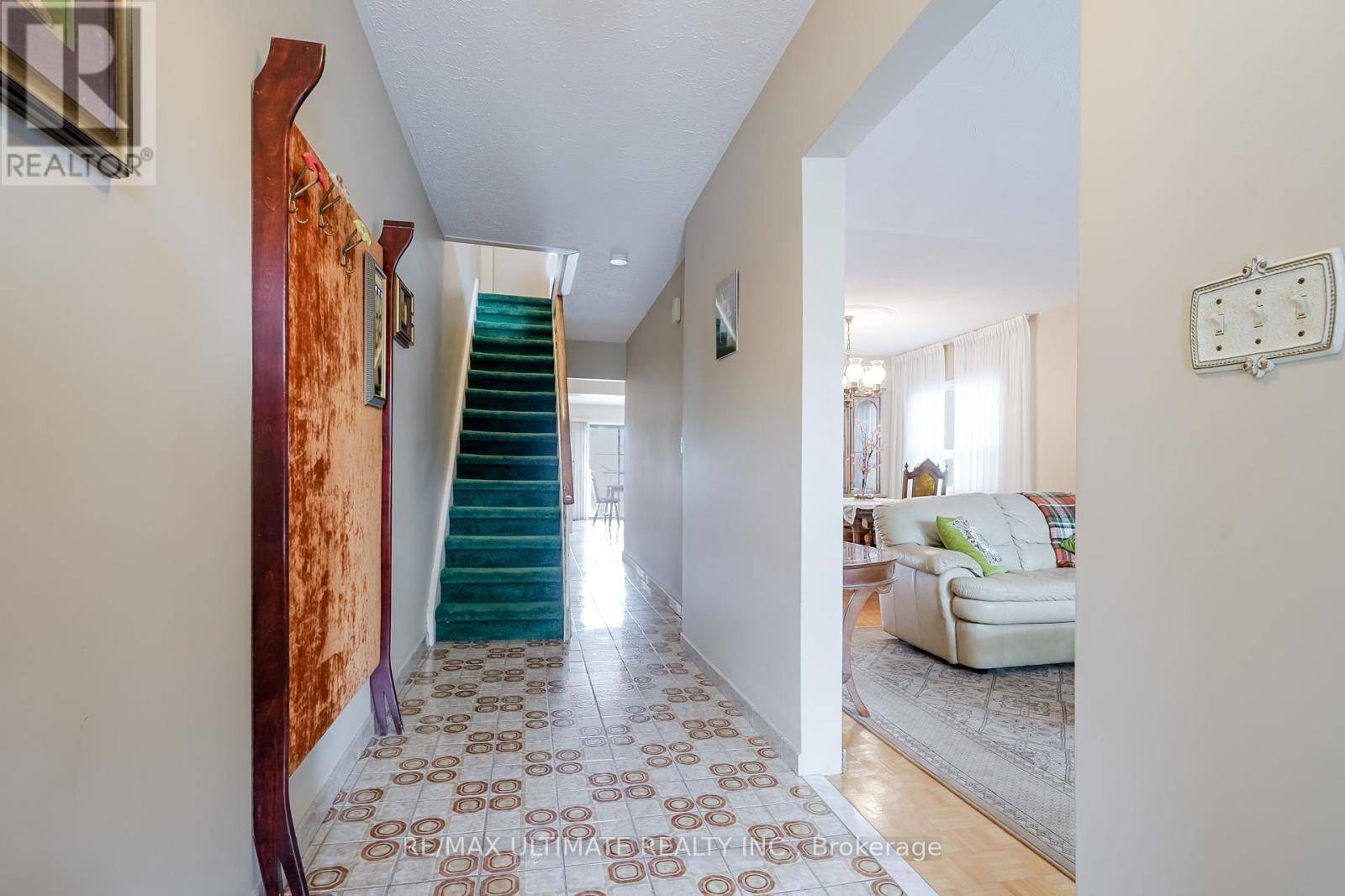 Toronto (woodbine-lumsden), ON M4C1Y5,8 DONCASTER AVENUE