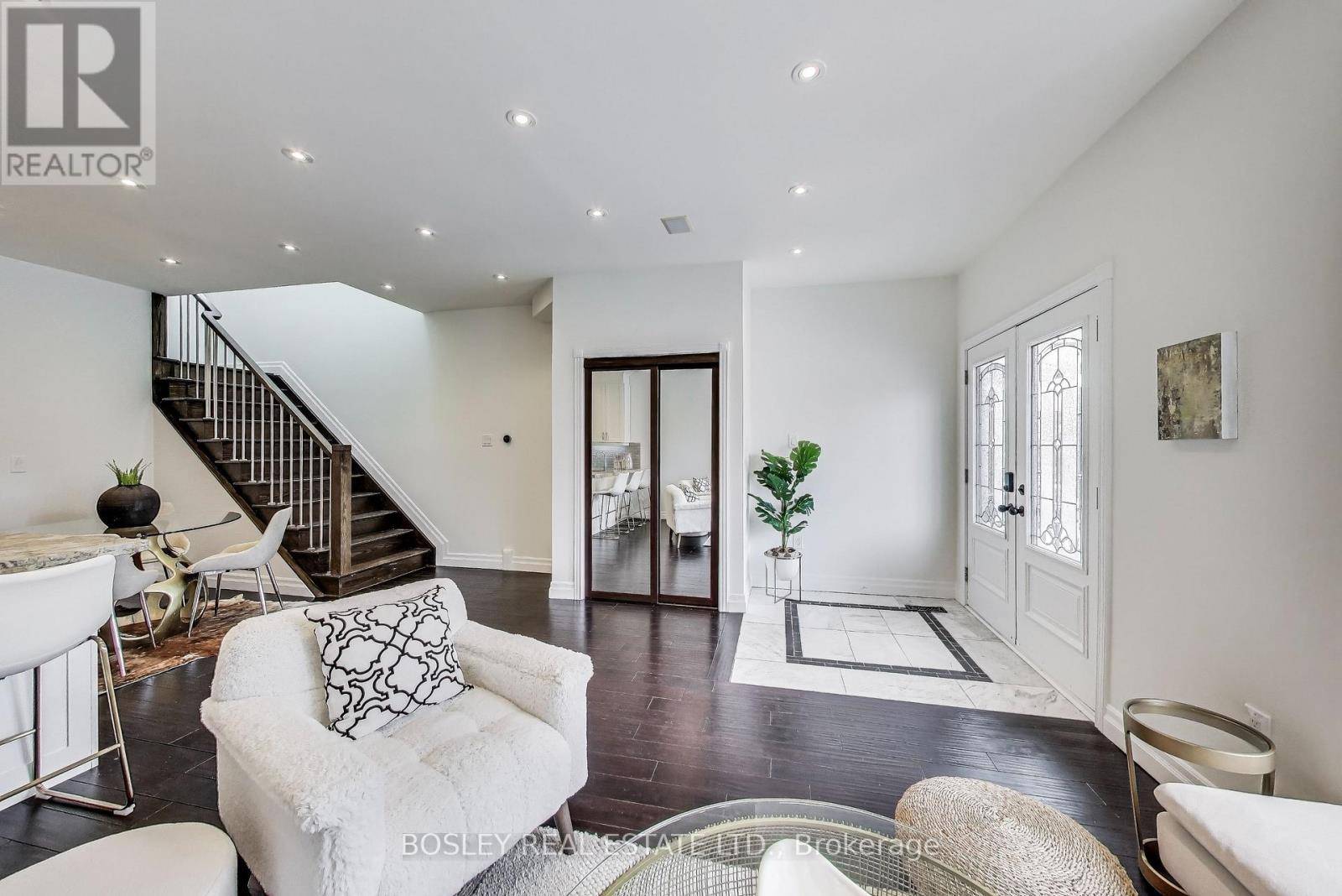 Toronto (woodbine-lumsden), ON M4C4C2,1033 Woodbine AVE #Upper