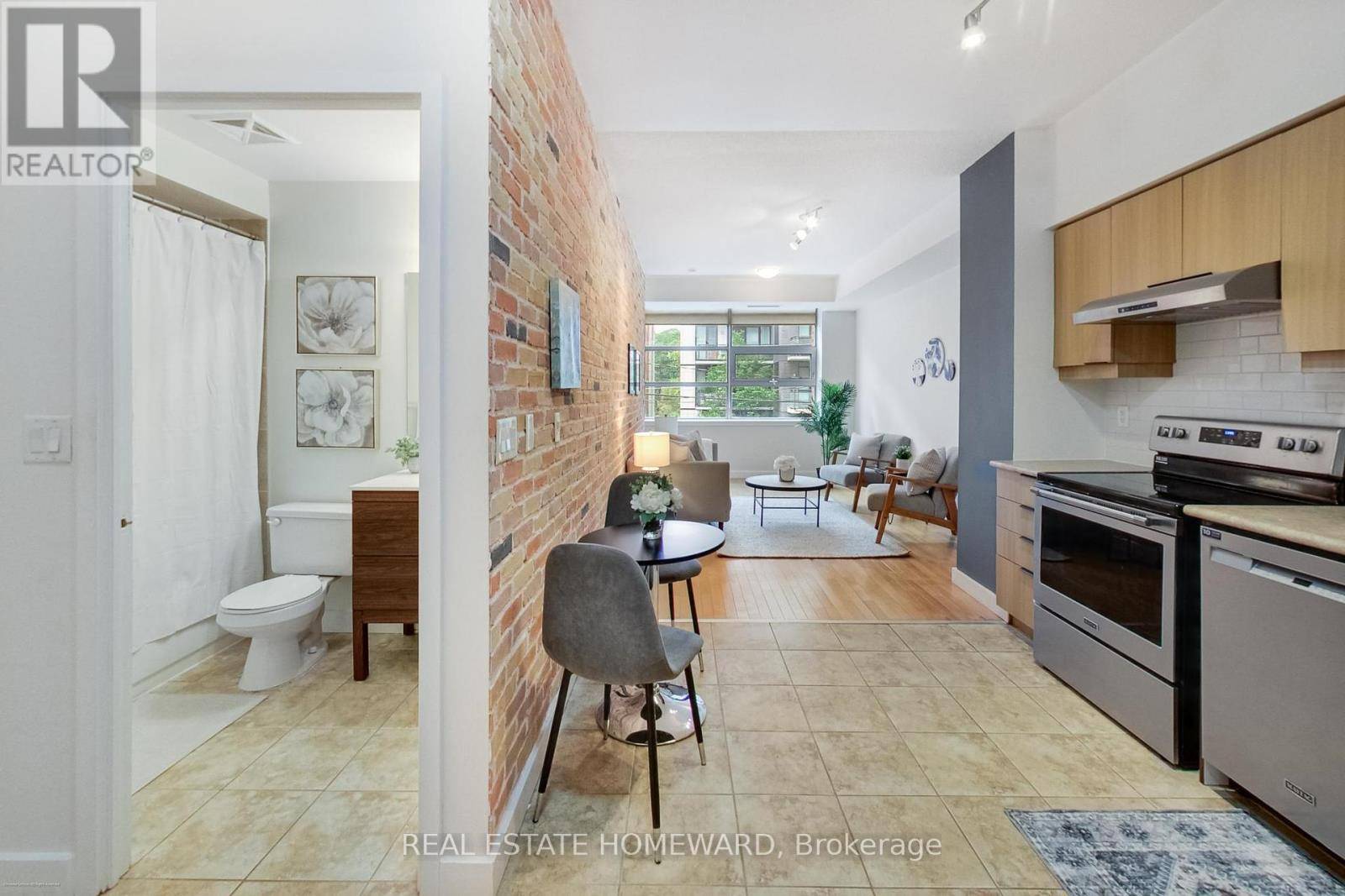 Toronto (the Beaches), ON M4E3Y2,601 Kingston RD #209