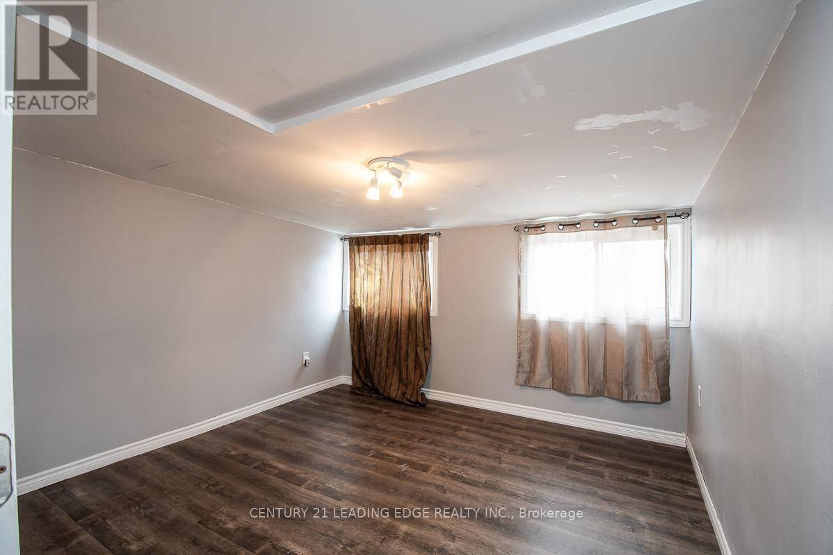 Oshawa (central), ON L1H2K9,128 Summer ST #Upper
