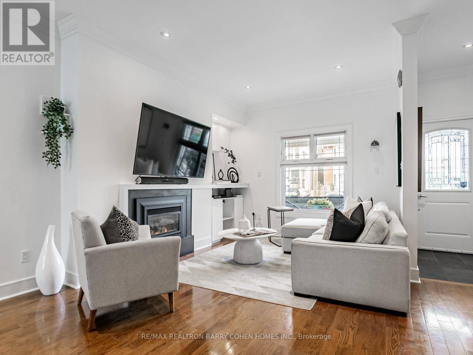Toronto (north Riverdale), ON M4K3R2,506 PAPE AVENUE
