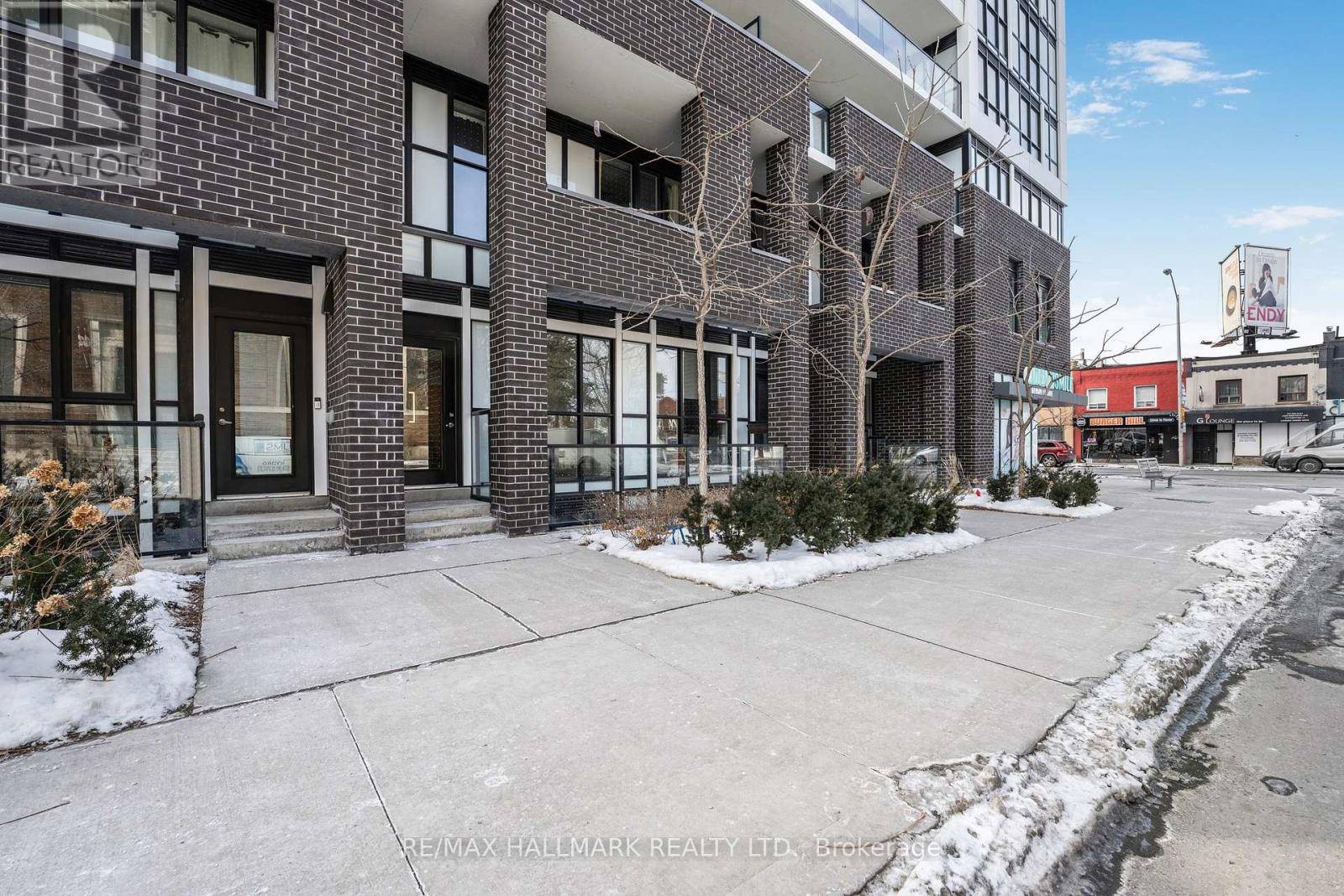 Toronto (east End-danforth), ON M4C1K5,2301 Danforth AVE #TH 103