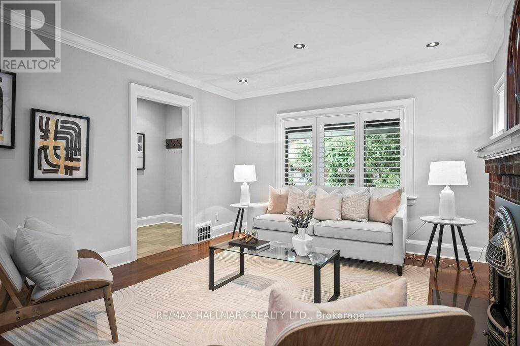 Toronto (the Beaches), ON M4E1B3,25 SELWOOD AVENUE