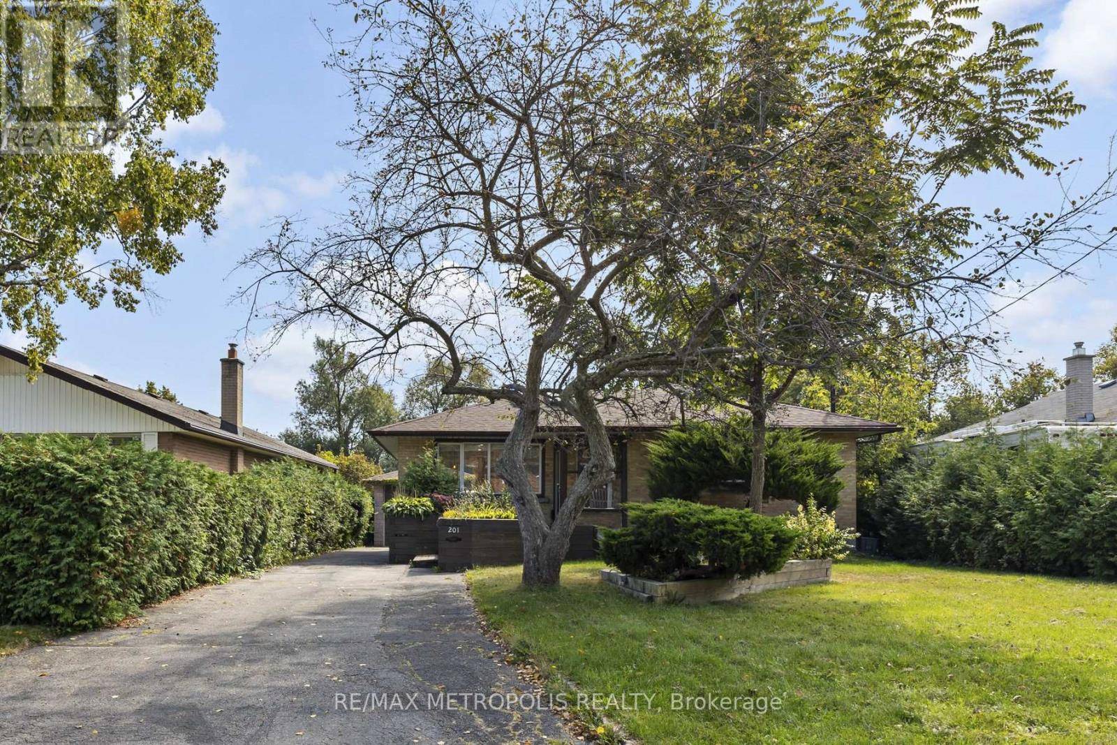 Oshawa (lakeview), ON L1H3Y5,201 SOUTHLAWN AVENUE
