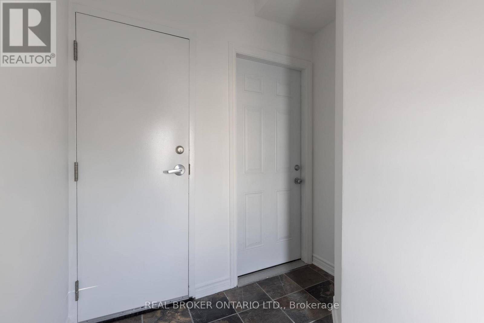 Toronto (blake-jones), ON M4J3G5,371 Jones AVE #Main
