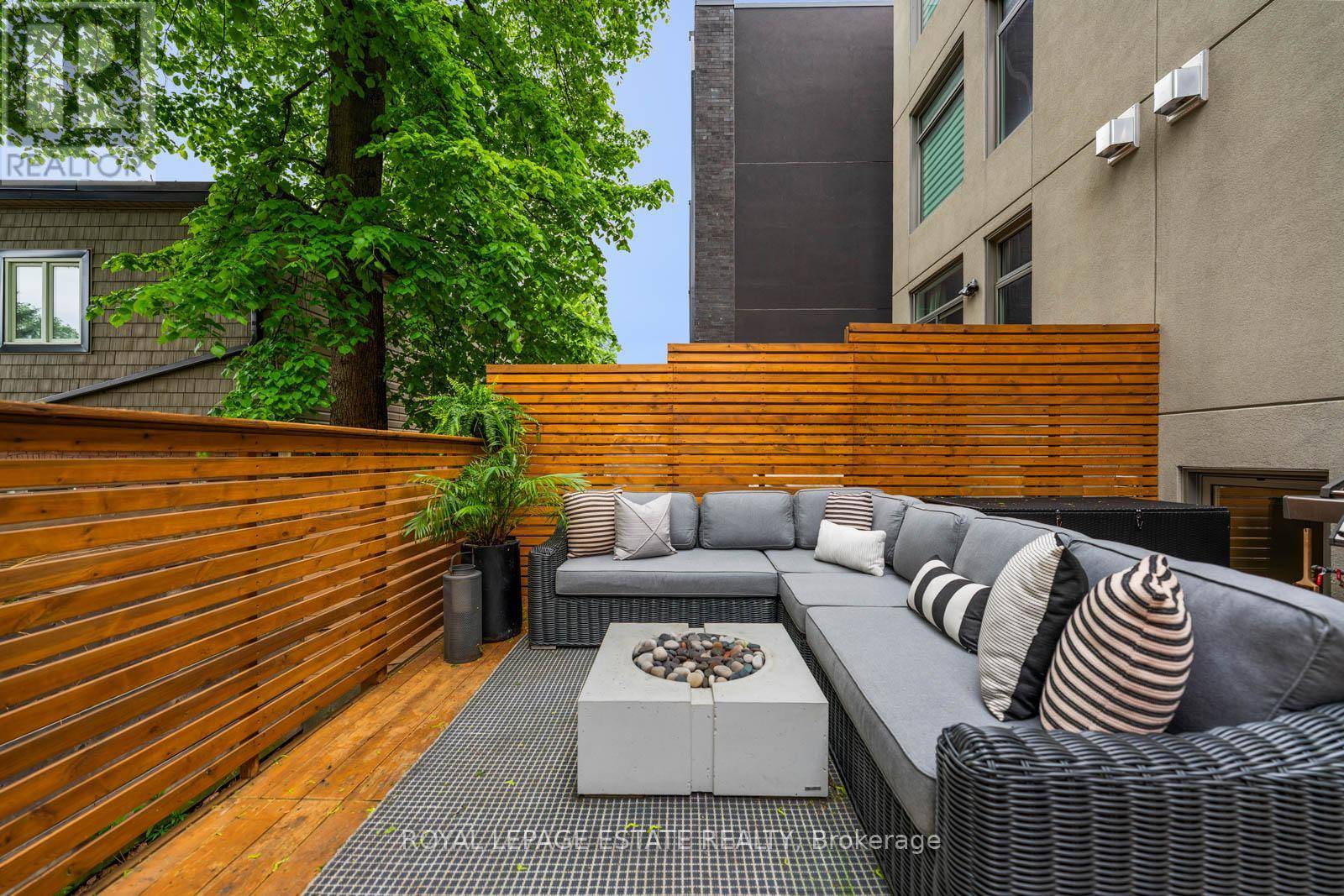 Toronto (the Beaches), ON M4L0A6,7 VINCE AVENUE
