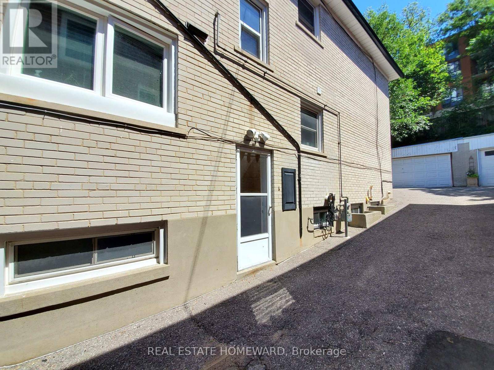 Toronto (east End-danforth), ON M4E1V6,21 Love CRES #Lower