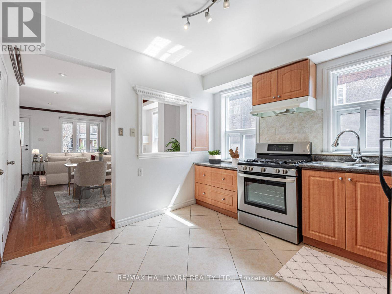 Toronto (greenwood-coxwell), ON M4L2S6,8 REDWOOD AVENUE