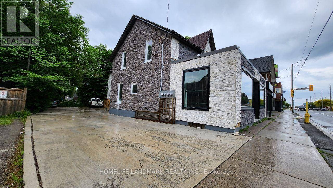 Oshawa (central), ON L1H4H9,325 Simcoe ST South #2