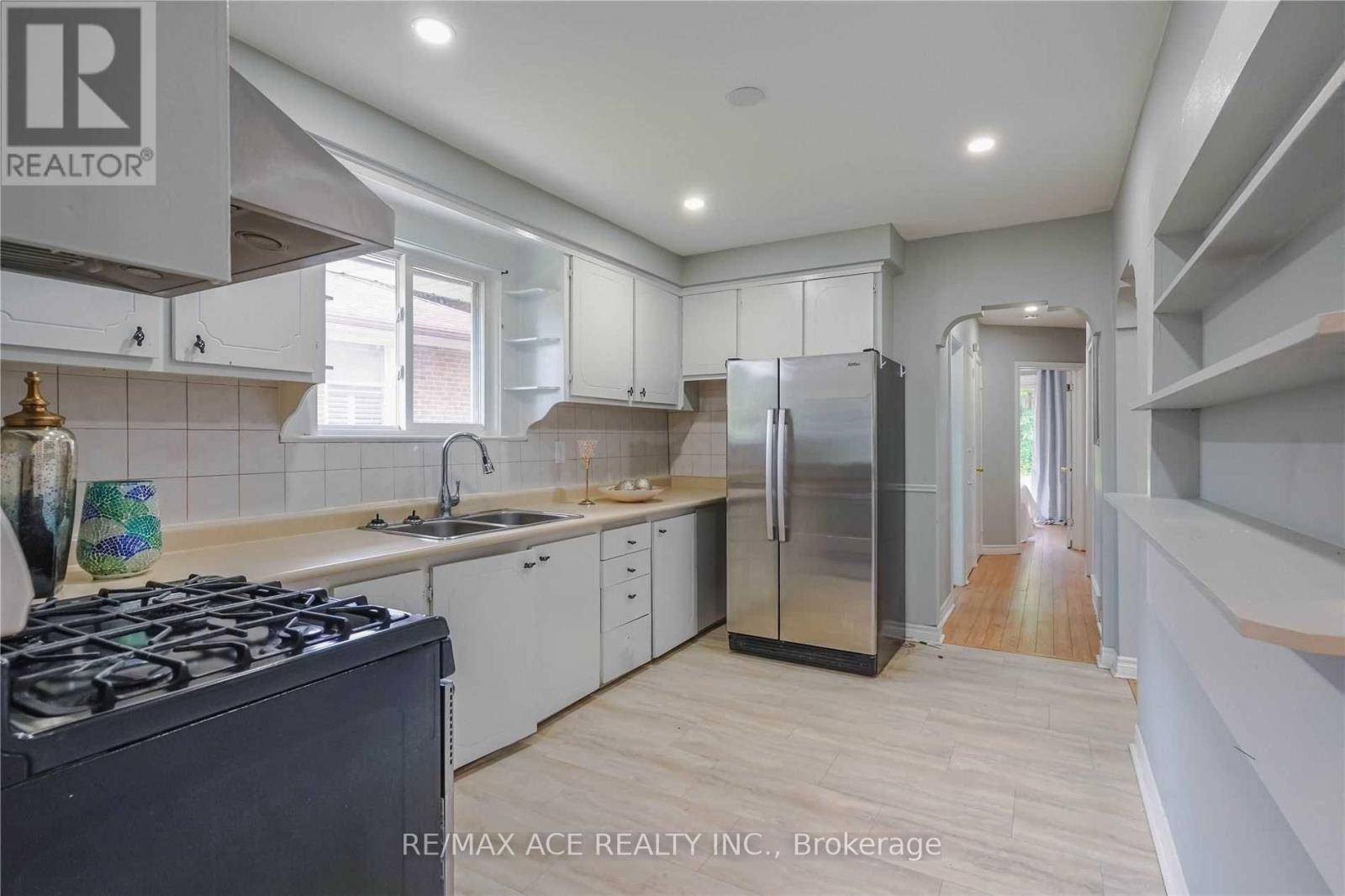 Toronto (woburn), ON M1G1Y9,132 Janray DR #Main
