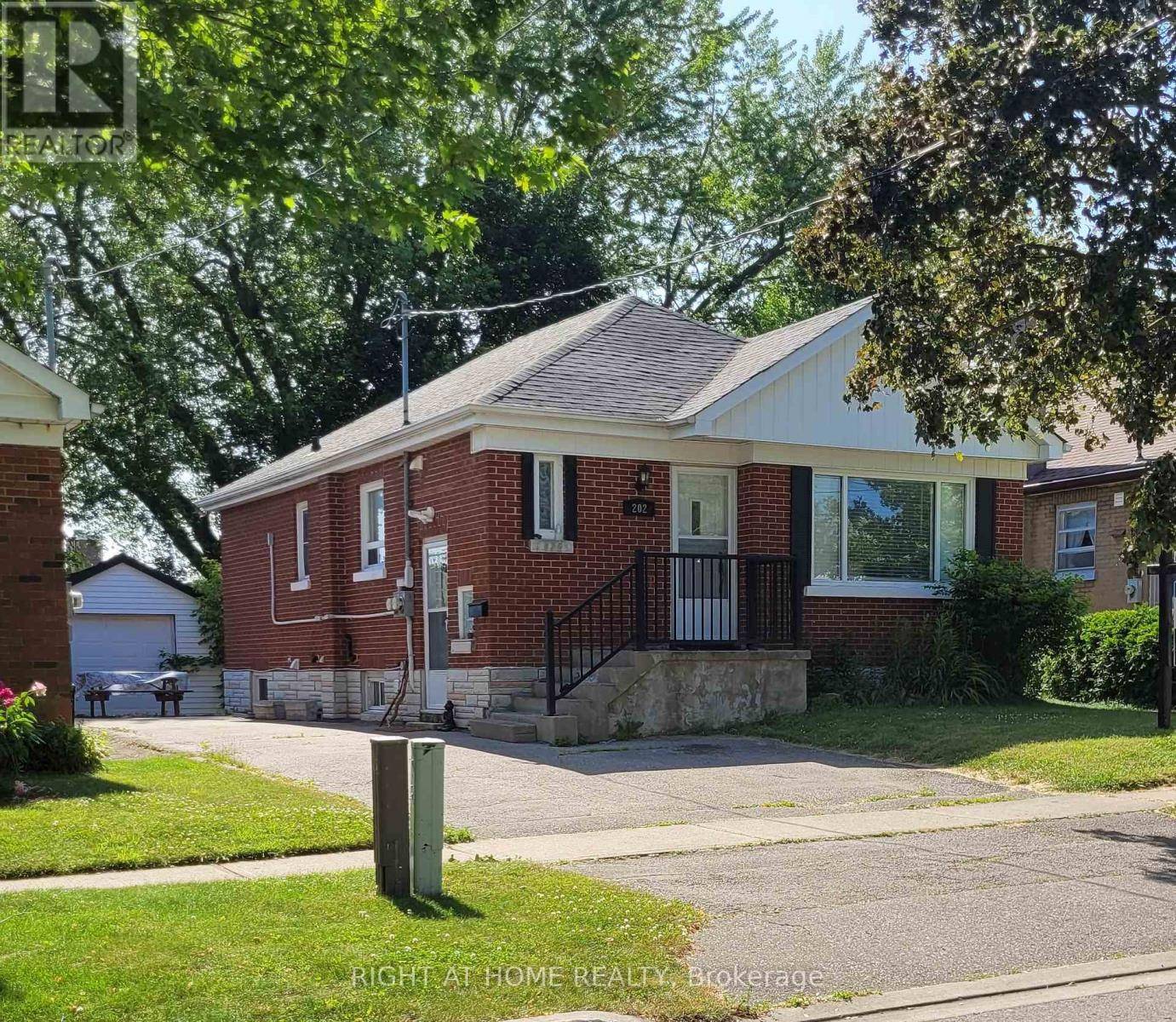 Oshawa (central), ON L1H5Z7,202 CADILLAC AVENUE S