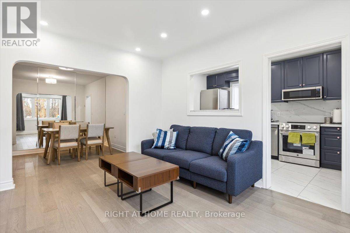 Toronto (woodbine-lumsden), ON M4C2W5,887 COSBURN AVENUE