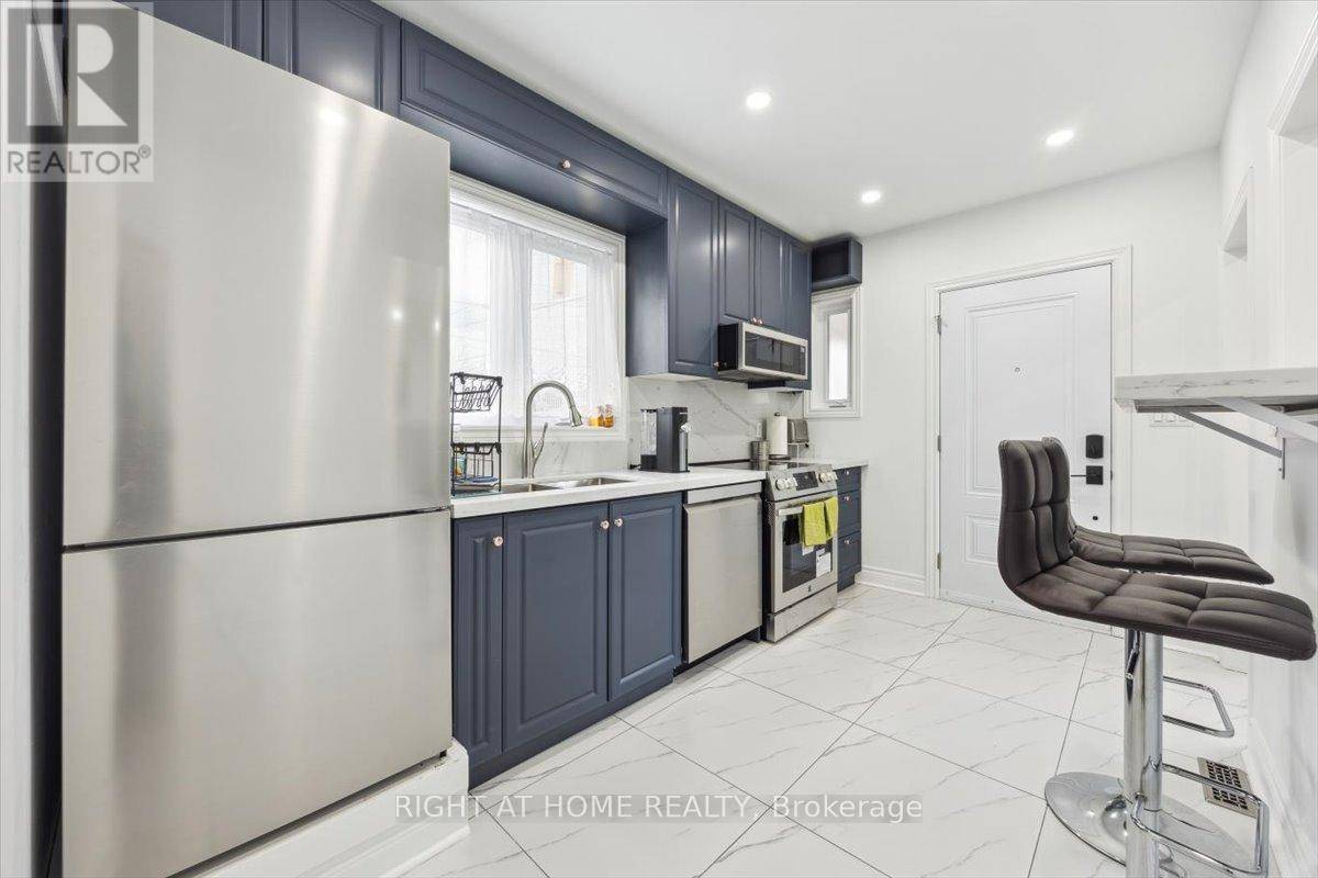 Toronto (woodbine-lumsden), ON M4C2W5,887 COSBURN AVENUE