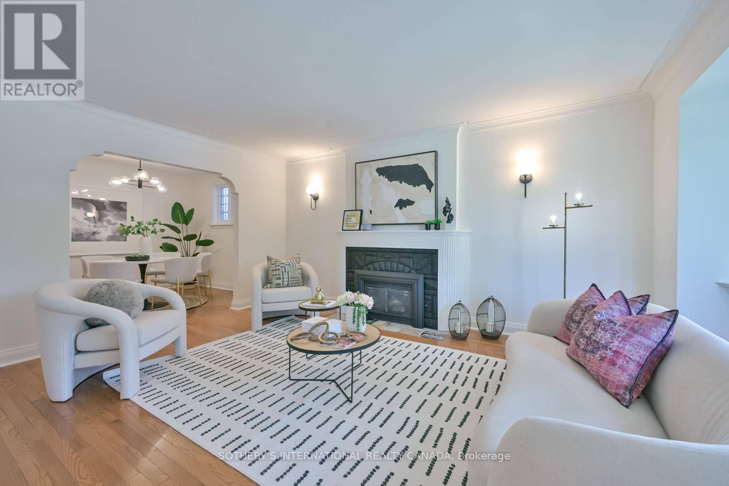 Toronto (east York), ON M4J2X5,32 DAVIES CRESCENT