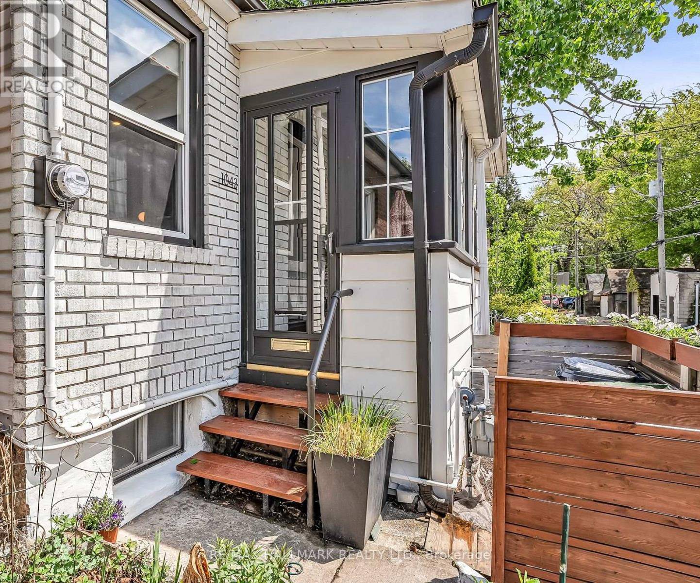 Toronto (greenwood-coxwell), ON M4J4V7,1043 CRAVEN ROAD