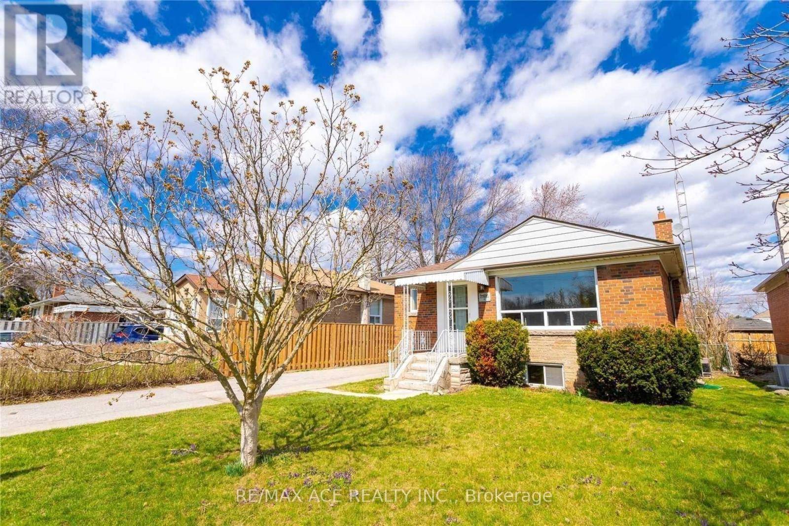Toronto (eglinton East), ON M1J1L9,6 Strode DR #Main